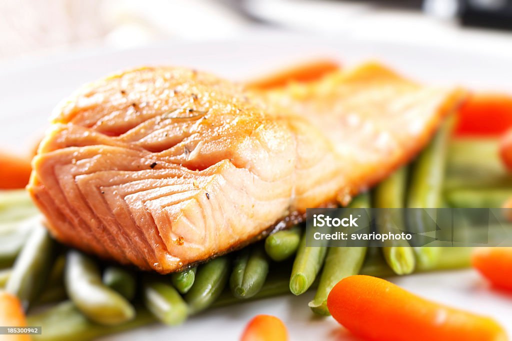 Filete de salmón. - Foto de stock de Judía verde libre de derechos