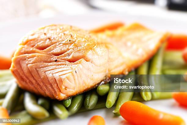 Filete De Salmón Foto de stock y más banco de imágenes de Judía verde - Judía verde, Salmón - Pescado, Al horno