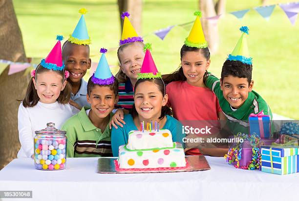 Photo libre de droit de Multiethnique Enfants Célébrer Un Anniversaire banque d'images et plus d'images libres de droit de Mexicain - Mexicain, Petits garçons, Pâtisserie