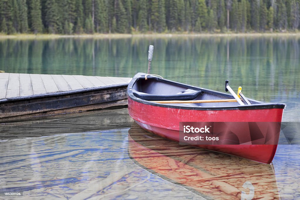 Kajak w krystalicznie jasne Emerald Lake, BC, Kanada - Zbiór zdjęć royalty-free (Bez ludzi)