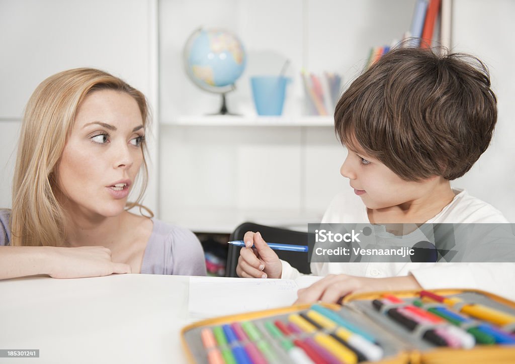 Mère et fils à faire leurs devoirs - Photo de Adulte libre de droits