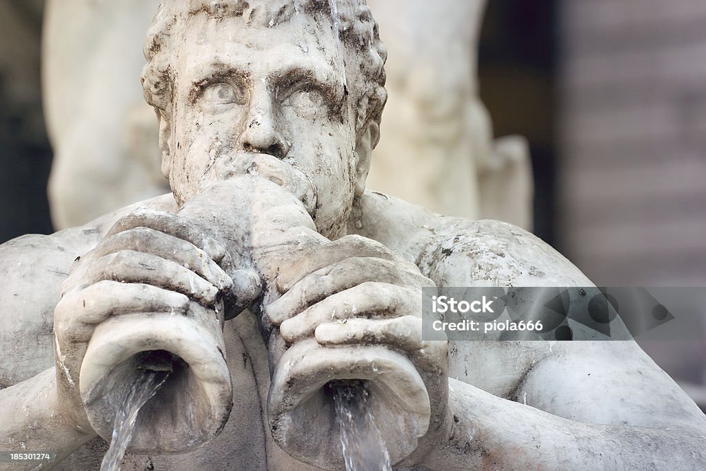 Fontana del Nettuno Dettaglio della statua in monocromatico - Foto stock royalty-free di Adulto