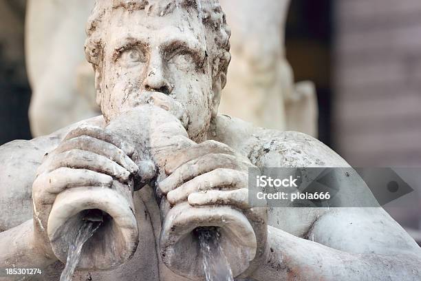 Fontana Del Nettuno Dettaglio Della Statua In Monocromatico - Fotografie stock e altre immagini di Adulto