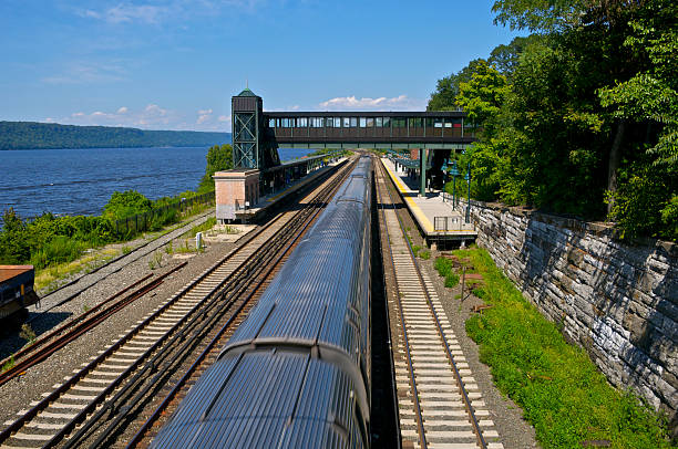 pendolare treno ferroviario vicino al fiume hudson, bronx, new york city - riverdale the bronx foto e immagini stock
