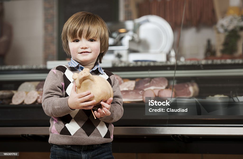 Маленький мальчик с Свинья-копилка - Стоковые фото 2-3 года роялти-фри