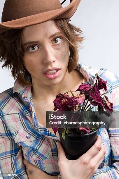 Western Mädchen Hält Toten Weihnachtssternblumen Stockfoto und mehr Bilder von Ausdruckslos - Ausdruckslos, Blume, Braunes Haar