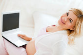 junge-schwangere-frau-mit-laptop.jpg?b=1&s=170x170&k=20&c=f0neg7i_1HaoIY4TUfhAEoUNGqyraBgh4PTTpVjdD-s=