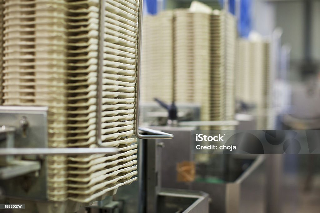 Egg factory.Stacks de cajas de cartón vacías - Foto de stock de Envase de cartón libre de derechos