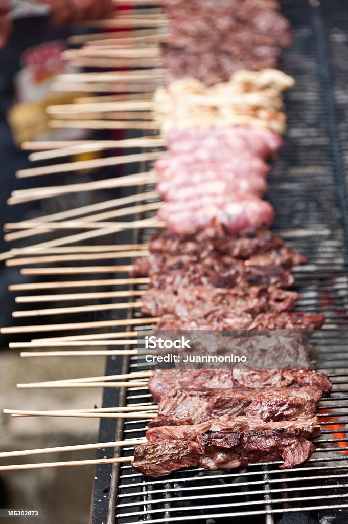 チョリーゾ、チキン、ビーフステーキの串焼き - カラー画像のロイヤリティフリーストックフォト