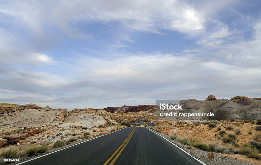 Autopista a través del valle de fuego - Foto de stock de Paisaje ondulado libre de derechos