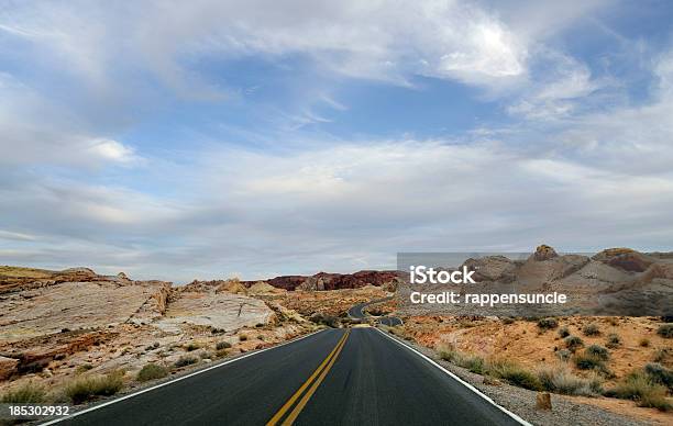 Autopista A Través Del Valle De Fuego Foto de stock y más banco de imágenes de Paisaje ondulado - Paisaje ondulado, Vista de ángulo bajo, Aire libre