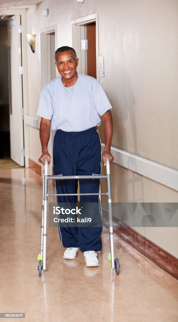 Senior homme marchant le long du couloir de l'hôpital - Photo de Afro-américain libre de droits