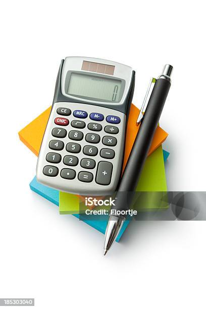 Ufficio Adesivo Note Calcolatrice E Penna - Fotografie stock e altre immagini di Calcolatrice - Calcolatrice, Sfondo bianco, Corso di matematica