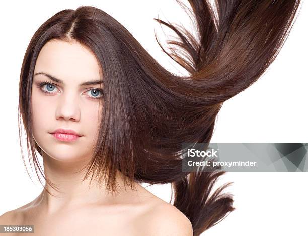 Ritratto Di Giovane Donna Con Splendidi Capelli - Fotografie stock e altre immagini di Capelli lunghi - Capelli lunghi, Donne, Sfondo bianco