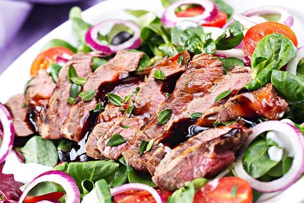 istock Fillet of beef with salad 185303200