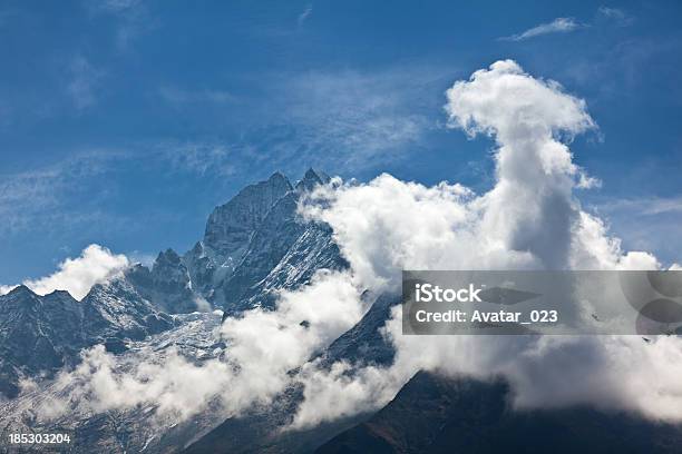 Foto de Montanha e mais fotos de stock de Cloudscape - Cloudscape, Cordilheira, Céu - Fenômeno natural
