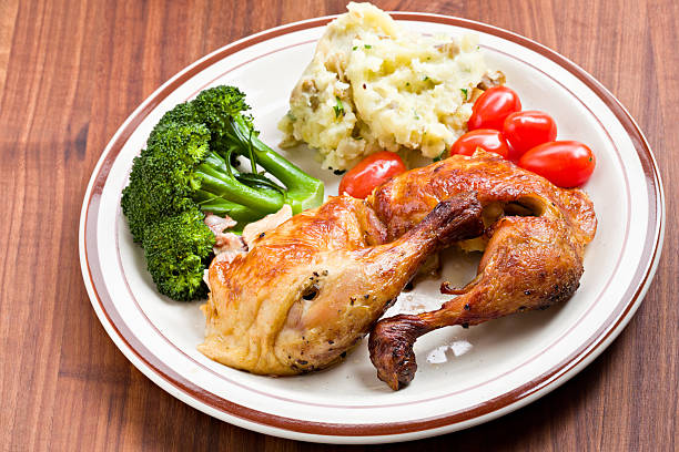 pollo de la cena en la mesa - rotisserie chicken meat dinner fotografías e imágenes de stock