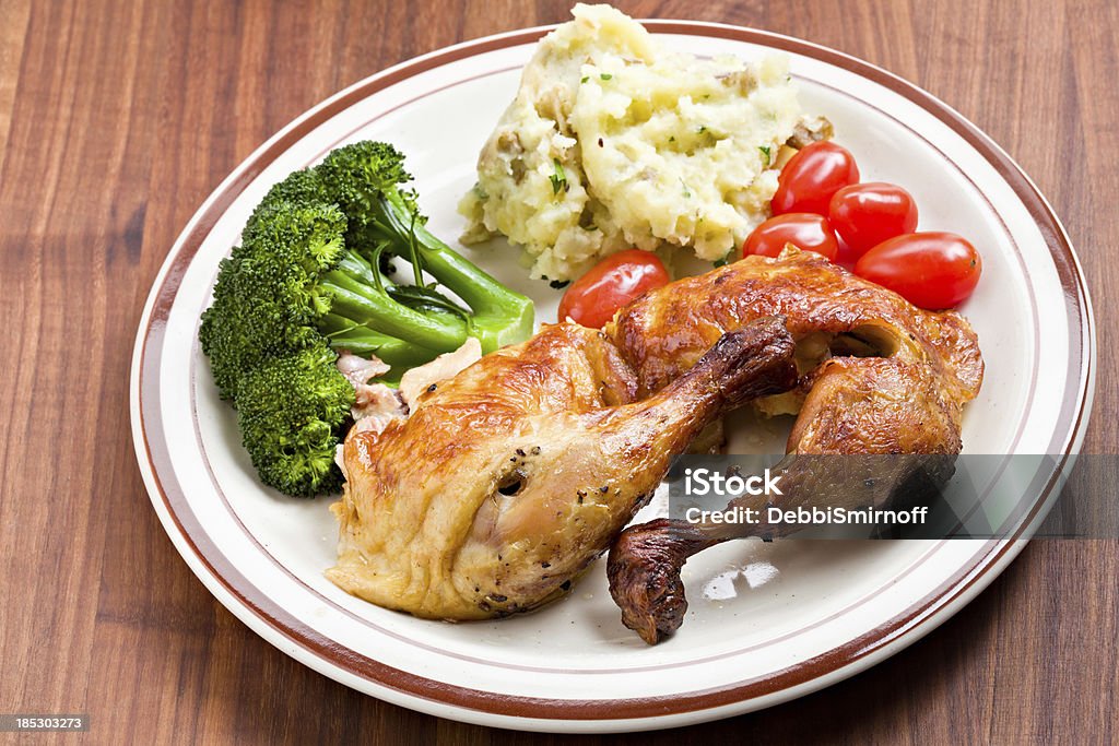 Kurczak obiad przy stole - Zbiór zdjęć royalty-free (Rożen)