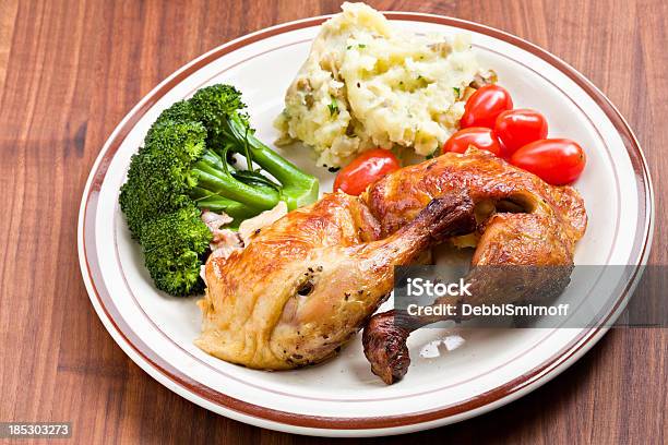 Куриный Ужин На Столе — стоковые фотографии и другие картинки Гриль - Гриль, Мясо курицы, Обед