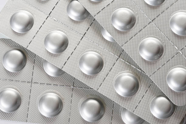 серебряный блистерные упаковки таблеток - pill container стоковые фото и изображения