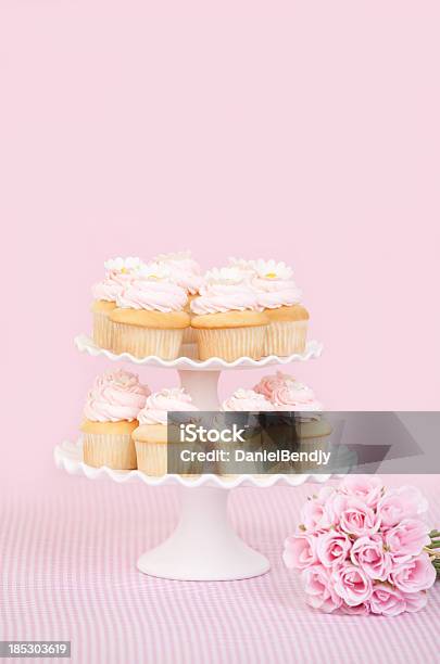 Весна Кекса — стоковые фотографии и другие картинки Капкейк - Капкейк, Розовый фон, Блюдо для торта на ножке
