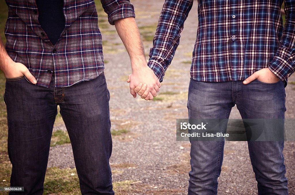 Gay Men agarrar de la mano - Foto de stock de 20-24 años libre de derechos