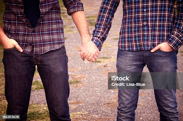 Gay Men Agarrar De La Mano Foto de stock y más banco de imágenes de 20-24 años - 20-24 años, 25-29 años, Abrazar