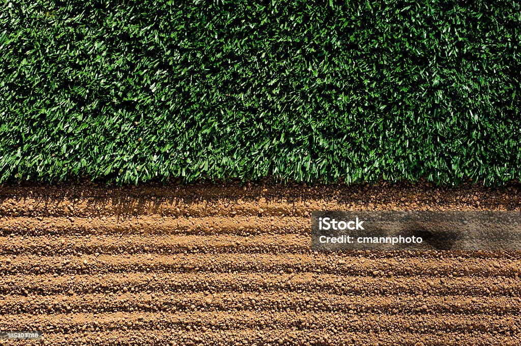 Campos de deportes de campo entre turf y suciedad - Foto de stock de Campo de béisbol libre de derechos