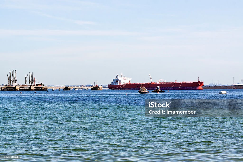 Petroliera e tira imbarcazioni in porto di Raffineria di petrolio - Foto stock royalty-free di Australia