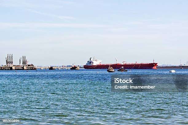 Petroliera E Tira Imbarcazioni In Porto Di Raffineria Di Petrolio - Fotografie stock e altre immagini di Australia