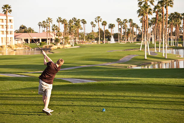 junior golfista huśtać się w golf club - palm people white brown zdjęcia i obrazy z banku zdjęć