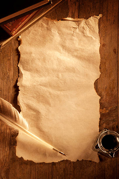 papier antique sur un bureau en bois - parchment scroll paper document photos et images de collection