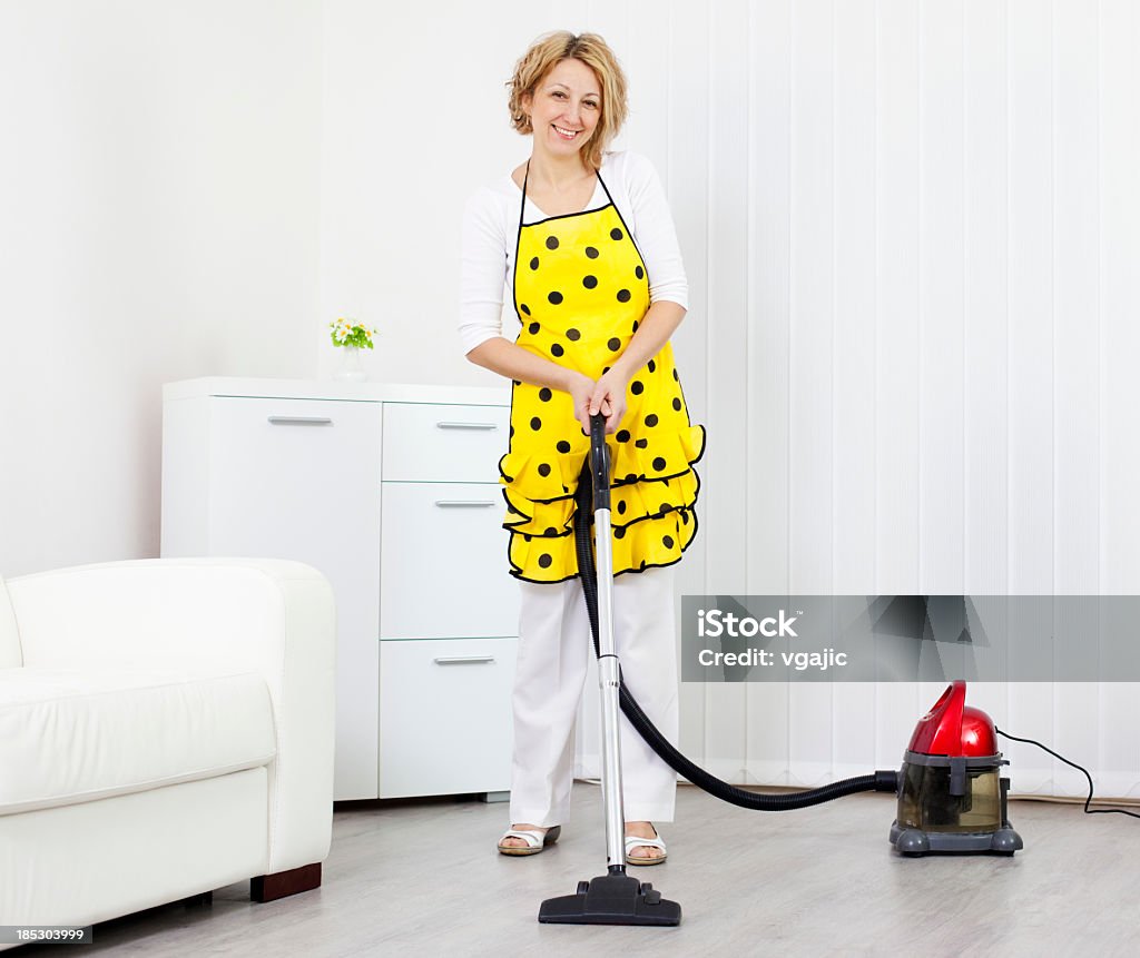 Mulher limpando a casa. - Foto de stock de 30 Anos royalty-free