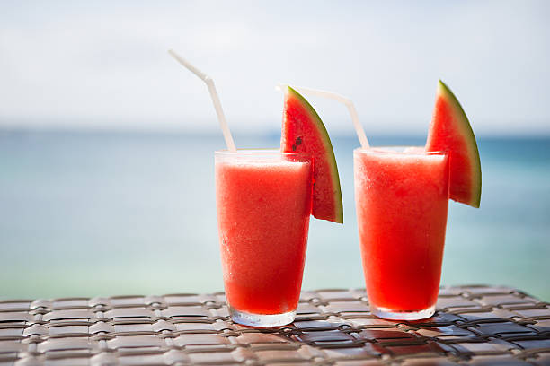 due succhi freschi di anguria su una spiaggia tropicale - umbrella two objects cocktail drink foto e immagini stock