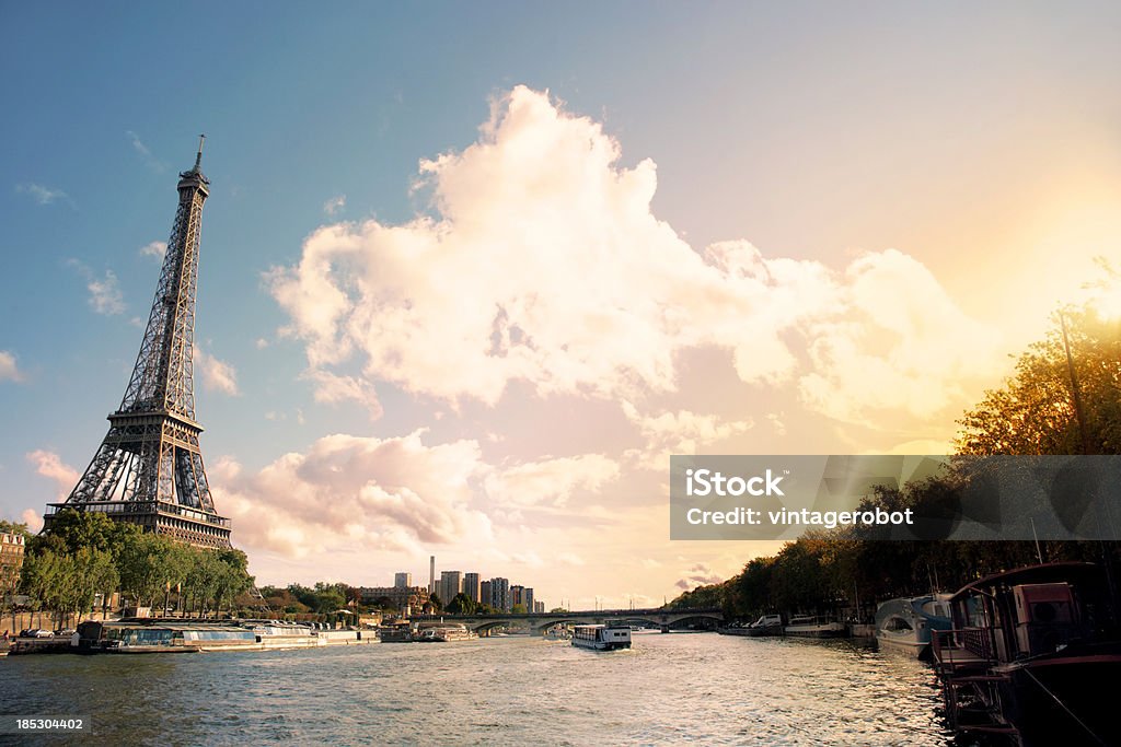 Torre Eiffel, à margem do Rio seine ao pôr do sol - Foto de stock de Torre Eiffel royalty-free