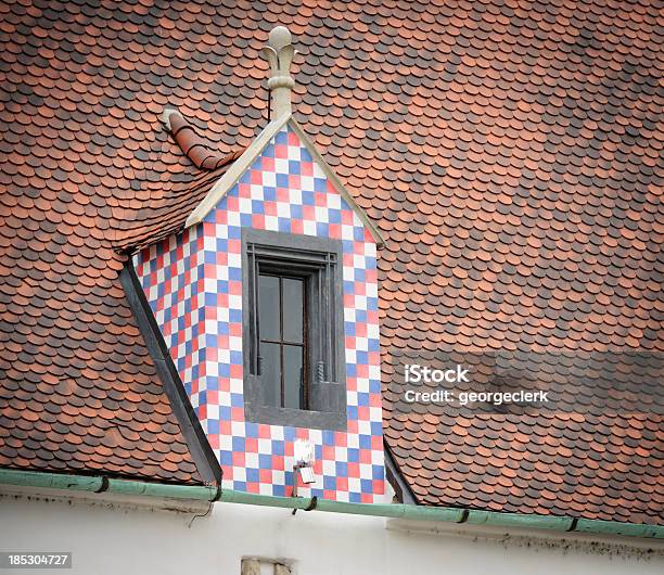 Bratislava Ayuntamiento Viejo Detalle Foto de stock y más banco de imágenes de Aire libre - Aire libre, Ventana, Buhardilla