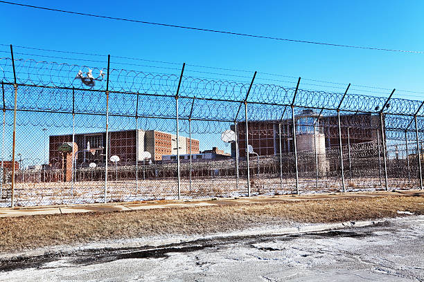 cook county prison de chicago - winter wire barbed wire protection photos et images de collection