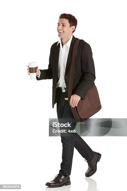 Biznesmen Chodzenie Z Kubek Jednorazowy - zdjęcia stockowe i więcej obrazów Kawa - napój - Kawa - napój, Mężczyźni, Neutralne tło