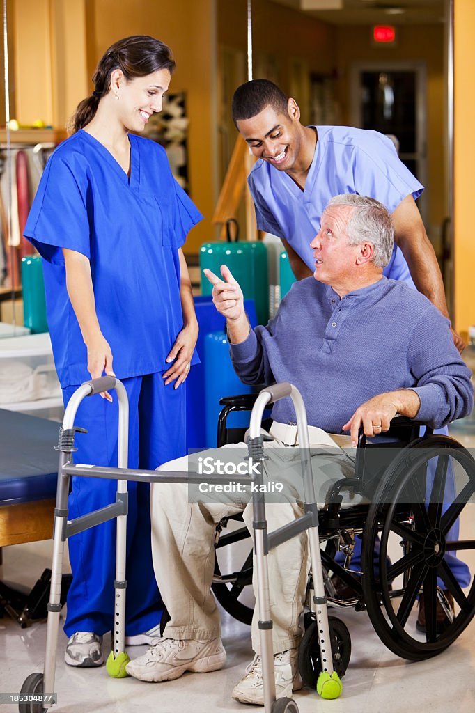 의료 근로자는 토킹 고위 man in 휠체어 - 로열티 프리 20-29세 스톡 사진