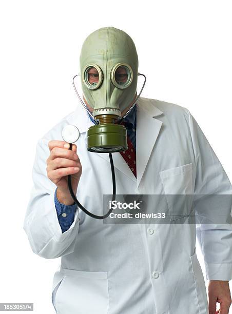 Lekarz W Maska Przeciwgazowa - zdjęcia stockowe i więcej obrazów Badanie lekarskie - Badanie lekarskie, Białe tło, Biały