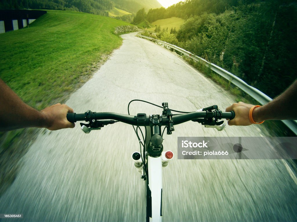 Mountain Bike Video: Discesa lungo la strada - Foto stock royalty-free di Prospettiva del fotografo