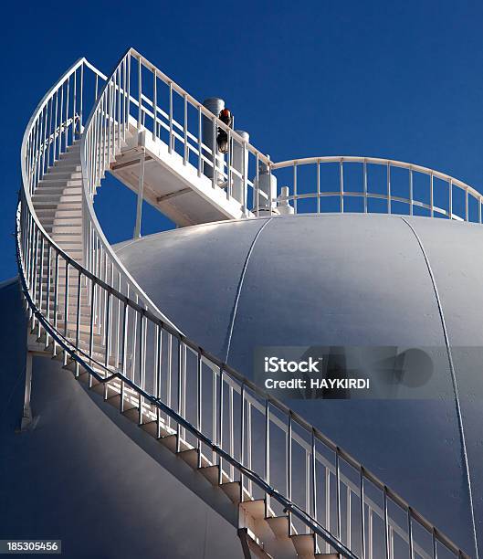 Petroquímica Tanque De Almacenamiento Foto de stock y más banco de imágenes de Cielo - Cielo, Combustible fósil, Escaleras