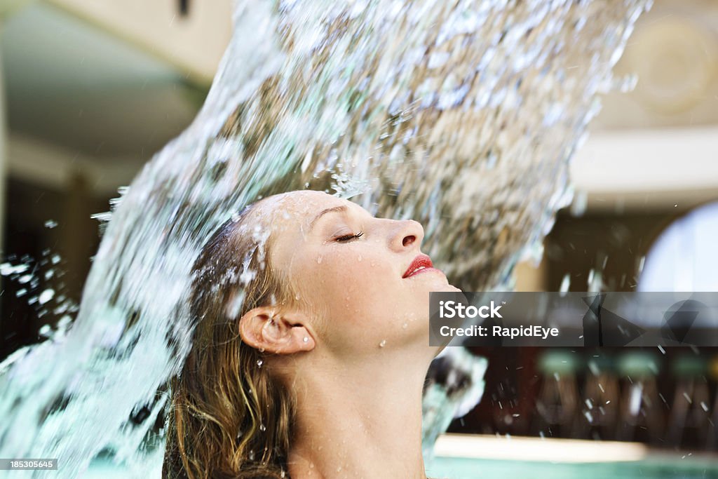 Mulher bonita rinses cabelo sob a cachoeira coberta - Foto de stock de 20 Anos royalty-free