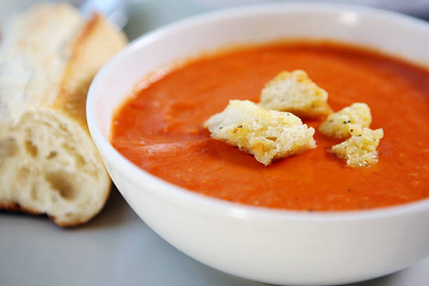 pranzo-zuppa di pomodoro, pane - zuppa di pomodoro foto e immagini stock