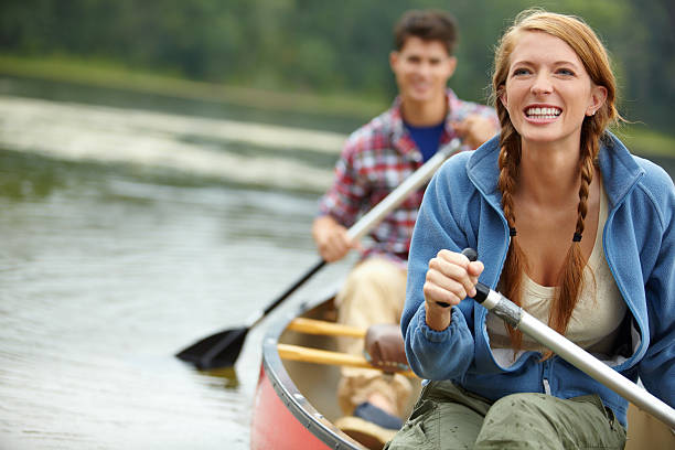 divertente giornata con il suo fidanzato-copyspace - canoeing people traveling camping couple foto e immagini stock