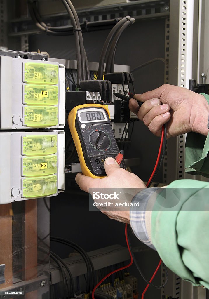 Controlla la resistenza elettrica - Foto stock royalty-free di Addetto alla manutenzione