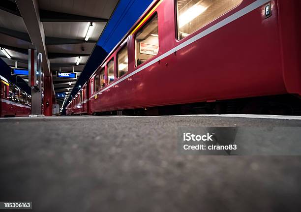 Photo libre de droit de Les Trains De La Queue De Nuit banque d'images et plus d'images libres de droit de Attendre - Attendre, Ciment, Culture suisse