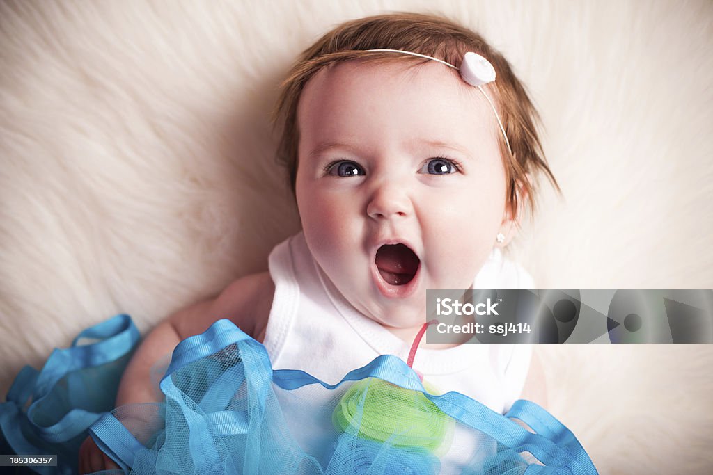 Tre mesi di età bambino ragazza Fare una smorfia - Foto stock royalty-free di Caucasico