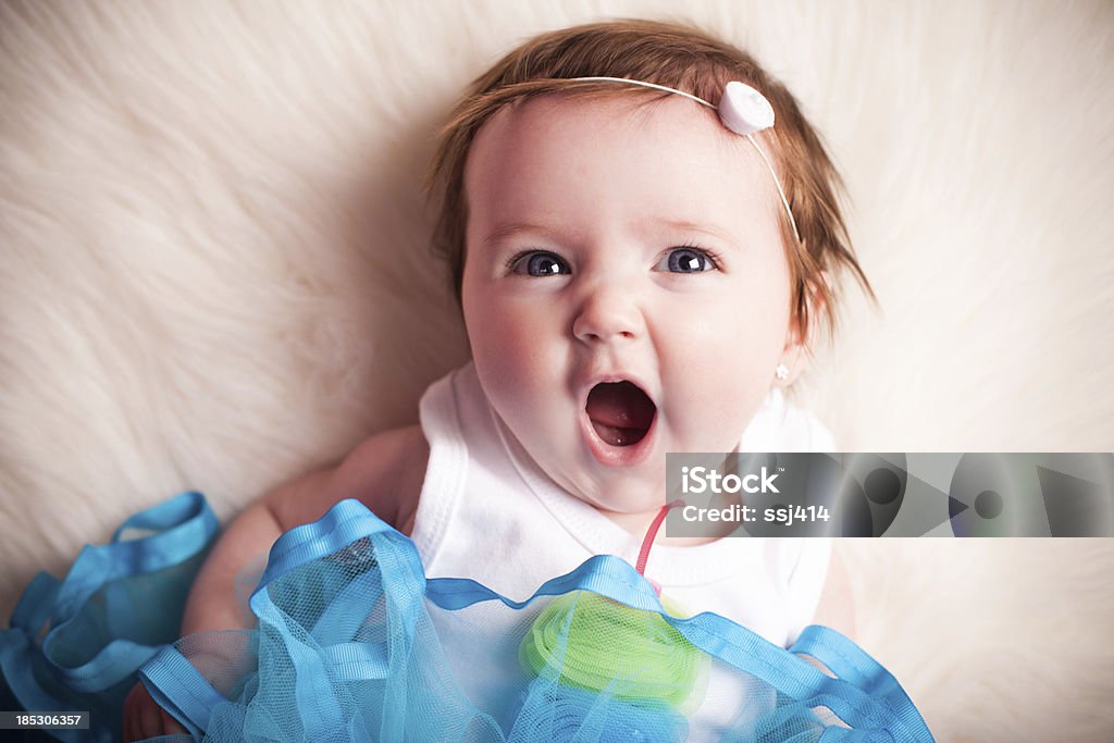 Trzy miesiąc stare Baby Girl Robić miny - Zbiór zdjęć royalty-free (Niemowlęta dziewczynki)