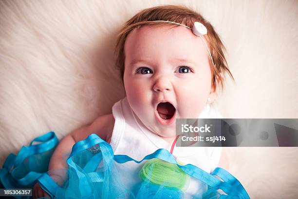 Três Mês De Idade Bebê Menina Caretas - Fotografias de stock e mais imagens de Bebés Meninas - Bebés Meninas, De aparência caucasiana, Macacão de Bebé